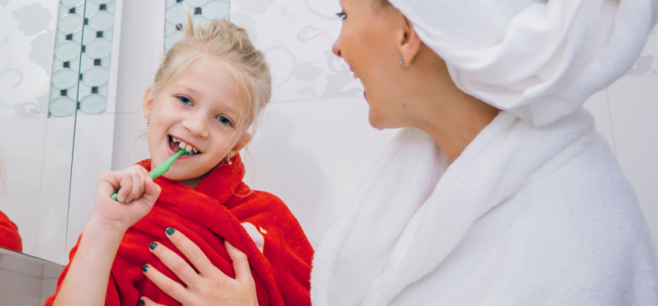 ¿Cómo enseñar a mi hijo a lavarse los dientes?